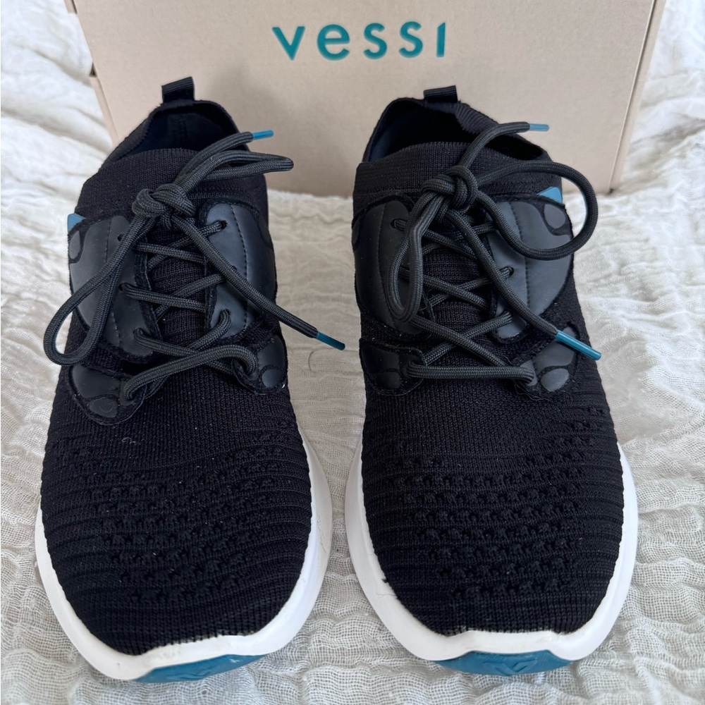Like new VESSI size 8 waterproof everyday move black